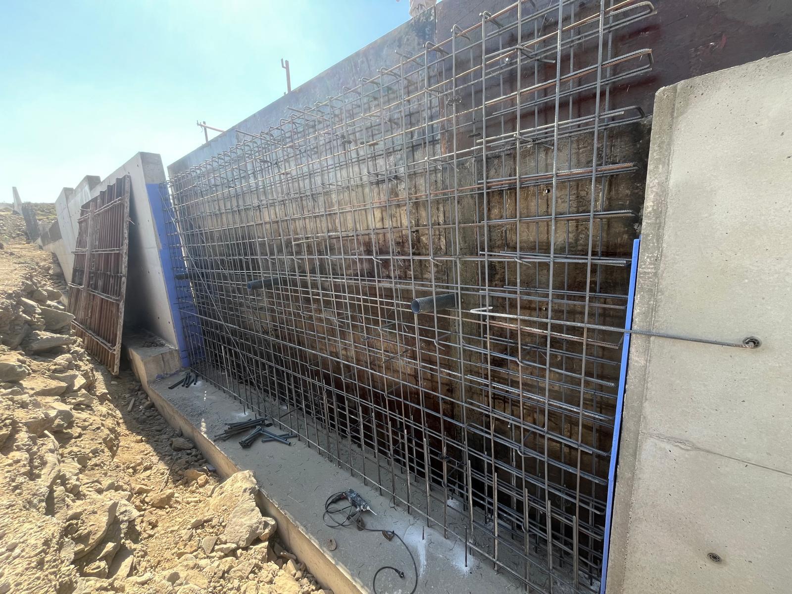 Yüksek betonarme perde duvar — donatı ızgarası ve kalıp